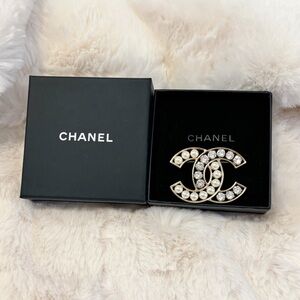 CHANEL Pearls & Crystals Brooch